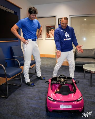 ▲道奇隊總教練羅伯茲送給大谷翔平粉紅色保時捷小車。（圖／取自道奇隊官方X）