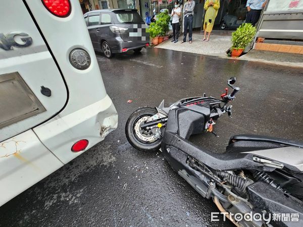▲▼ 高雄機車突竄出巷口撞飛騎士　「機車再噴撞」客運車尾毀了。（圖／記者賴文萱翻攝）