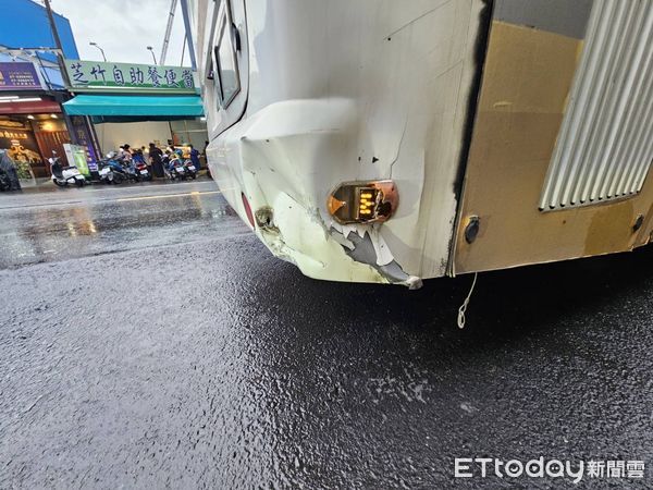 ▲▼ 高雄機車突竄出巷口撞飛騎士　「機車再噴撞」客運車尾毀了。（圖／記者賴文萱翻攝）