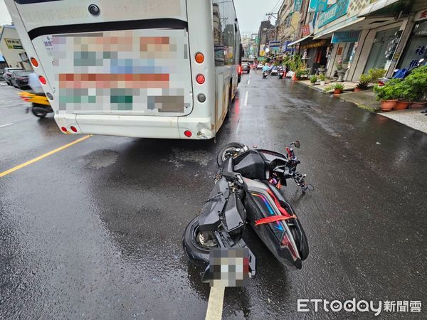 ▲▼ 高雄機車突竄出巷口撞飛騎士　「機車再噴撞」客運車尾毀了。（圖／記者賴文萱翻攝）