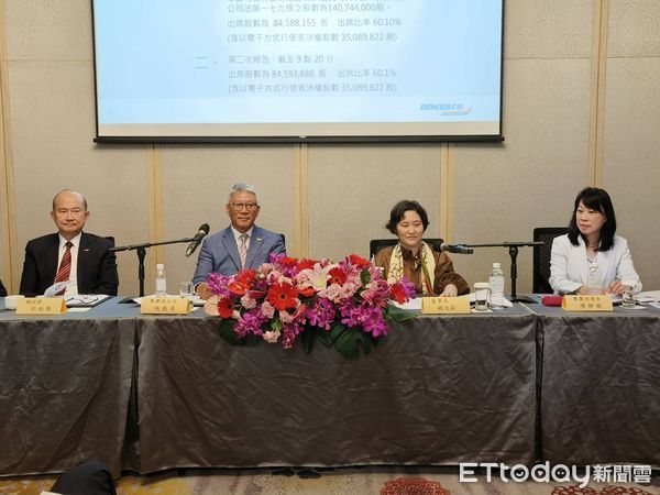 ▲左起中菲行總經理邱鈞榮、執行長施振昇、董事長錢文莉、財務長陳靜姬在股東會上。（圖／記者張佩芬攝）