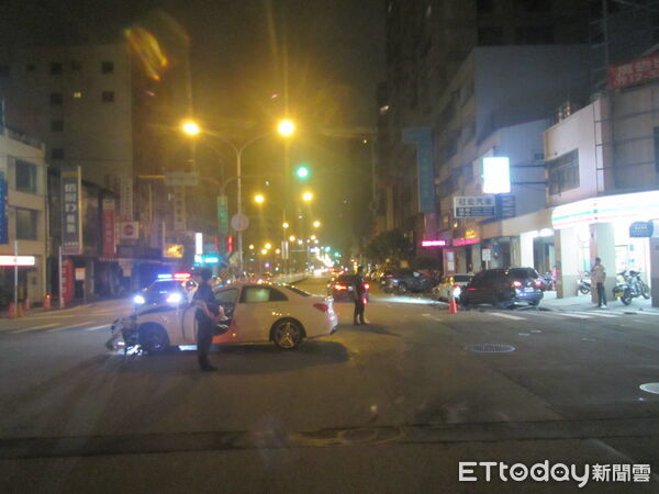 ▲▼白色賓士車深夜遭CRV衝撞繞圈狂冒煙，休旅車再撞無辜路邊2車。（圖／民眾提供，下同）