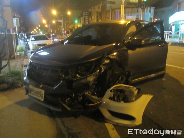 ▲▼白色賓士車深夜遭CRV衝撞繞圈狂冒煙，休旅車再撞無辜路邊2車。（圖／民眾提供，下同）