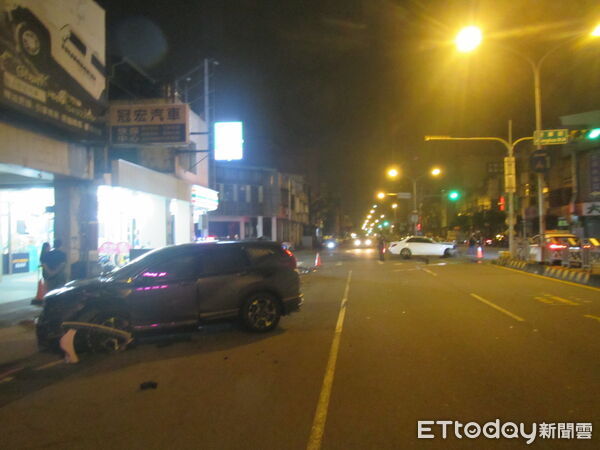 ▲▼白色賓士車深夜遭CRV衝撞繞圈狂冒煙，休旅車再撞無辜路邊2車。（圖／民眾提供，下同）