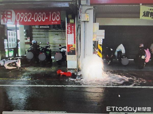 ▲台南東區一名自小客車駕駛撞斷消防栓與波及騎樓3部機車，所幸無人受傷。（記者林東良翻攝，下同）