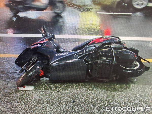 ▲台南東區一名自小客車駕駛撞斷消防栓與波及騎樓3部機車，所幸無人受傷。（記者林東良翻攝，下同）