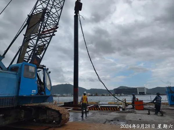 ▲蘇澳港13號碼頭修復工程鋼管樁打設實際狀況。（圖／記者張佩芬攝）