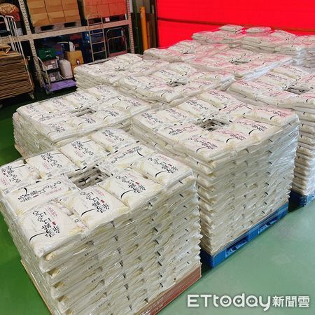 ▲台南後壁芳榮米廠再創里程碑！500公噸白米5日完成封櫃，將首度外銷至日本，由市長黃偉哲親自主持封櫃儀式。（圖／記者林東良翻攝，下同）