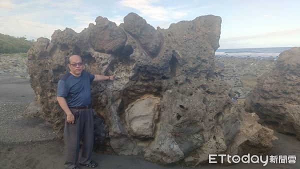 ▲▼ 台東大學地科研究中心主任楊義清在作海岸遺跡調查時，發現一塊疑似經歷古海嘯的岩石         。（圖／楊義清提供）