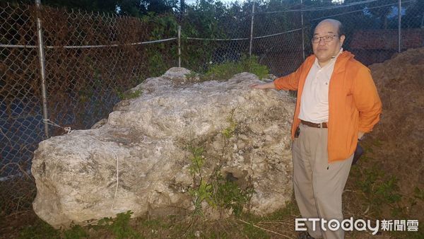 ▲▼ 台東大學地科研究中心主任楊義清在作海岸遺跡調查時，發現一塊疑似經歷古海嘯的岩石         。（圖／楊義清提供）