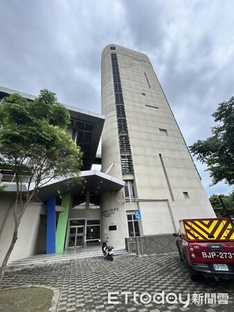 ▲成功大學成功校區一處實驗室5日上午傳出濃煙，警消趕往現場搶救，初判為實驗室抽風櫃起火，所幸無人受困。（記者林東良翻攝，下同）