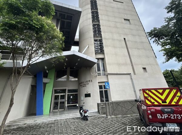 ▲成功大學成功校區一處實驗室5日上午傳出濃煙，警消趕往現場搶救，初判為實驗室抽風櫃起火，所幸無人受困。（記者林東良翻攝，下同）