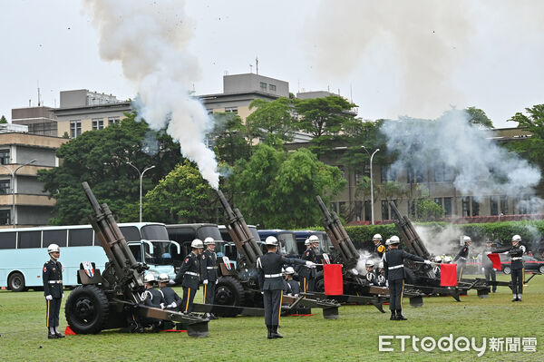 ▲▼原訂總統府前軍禮歡迎瓜地馬拉共和國總統阿雷瓦洛伉儷儀式因雨取消，陸軍禮砲連照常鳴放21響禮砲。（圖／記者李毓康攝）