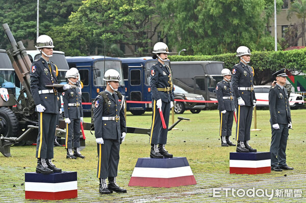▲▼原訂總統府前軍禮歡迎瓜地馬拉共和國總統阿雷瓦洛伉儷儀式因雨取消，陸軍禮砲連照常鳴放21響禮砲，指揮台上中立者為今年禮砲連陣地指揮官關指部砲兵營砲一連中尉副連長葉芫菲，為國軍禮砲連第一位女性副連長。（圖／記者李毓康攝）