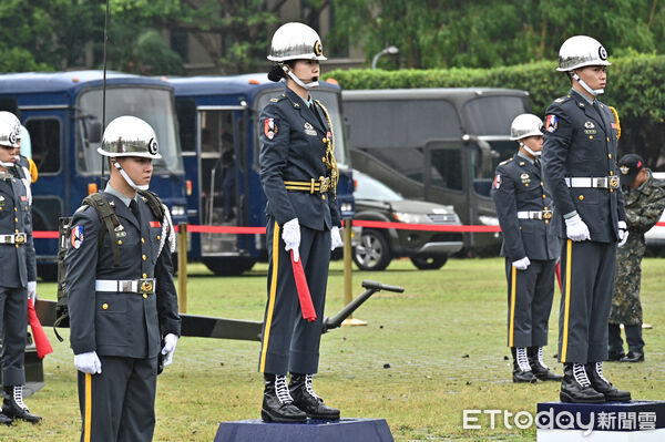 ▲▼原訂總統府前軍禮歡迎瓜地馬拉共和國總統阿雷瓦洛伉儷儀式因雨取消，陸軍禮砲連照常鳴放21響禮砲，指揮台上中立者為今年禮砲連陣地指揮官關指部砲兵營砲一連中尉副連長葉芫菲，為國軍禮砲連第一位女性副連長。（圖／記者李毓康攝）