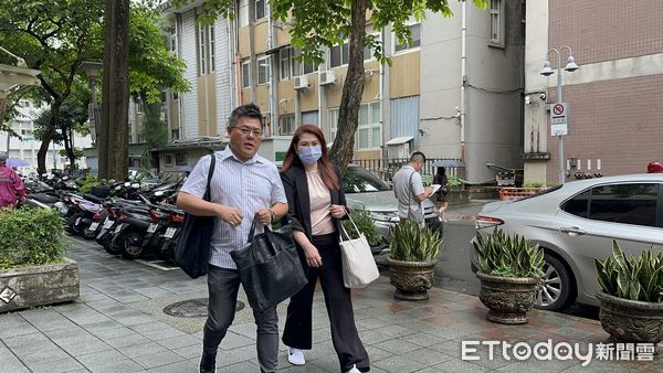 ▲▼ 薛楷莉遭指控涉詐欺取財罪，今日上午在律師陪同下抵達法院  。（圖／記者潘鳳威攝）