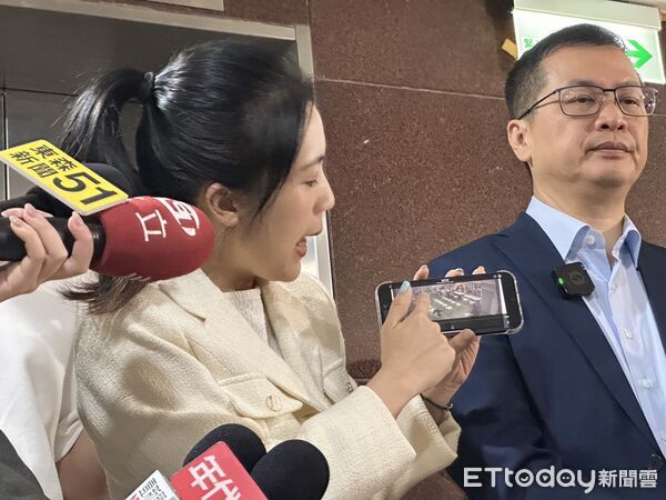 ▲▼   徐巧芯公布監視器畫面，證明當天搭乘公務車是去做報稅服務     。（圖／記者崔至雲攝）