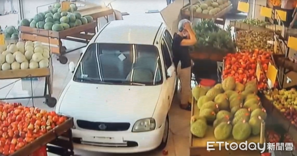 ▲▼             嘉義70歲女駕駛開車失控撞進水果行。（圖／記者翁伊森翻攝，下同）