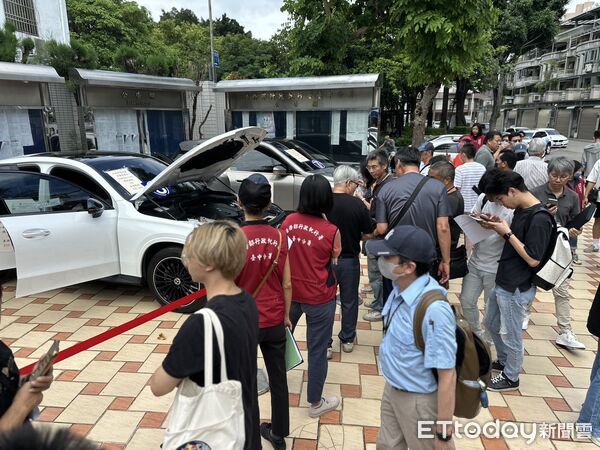 ▲▼法拍,麥拉倫,賓利。（圖／記者許權毅攝）