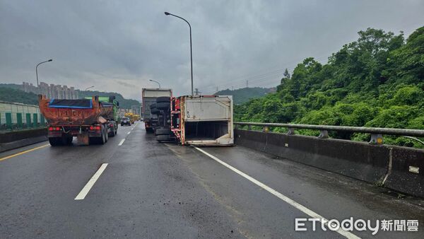 ▲基隆台62線貨櫃車「閃前車失控側翻」。（圖／記者郭世賢翻攝）