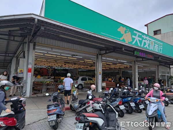 ▲▼ 嘉義市垂楊路一間蔬果行，今(5)日上午遭一69歲婦人駕車，因不小心油門過猛衝進店內            。（圖／記者翁伊森翻攝）