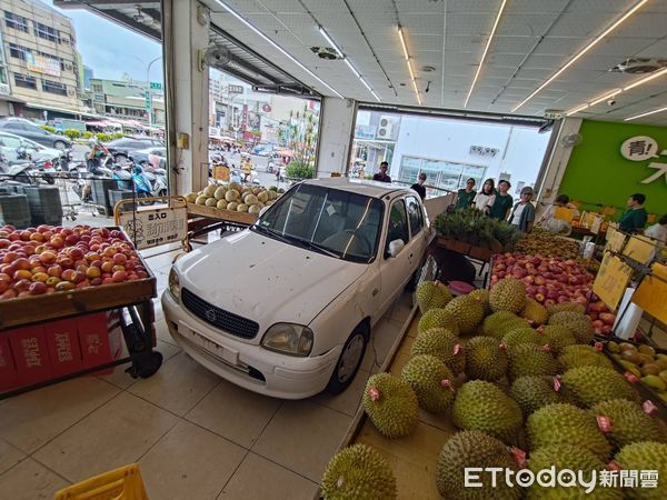 ▲▼ 嘉義市垂楊路一間蔬果行，今(5)日上午遭一69歲婦人駕車，因不小心油門過猛衝進店內            。（圖／記者翁伊森翻攝）