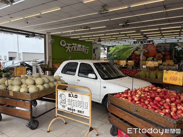 ▲▼ 嘉義市垂楊路一間蔬果行，今(5)日上午遭一69歲婦人駕車，因不小心油門過猛衝進店內            。（圖／記者翁伊森翻攝）