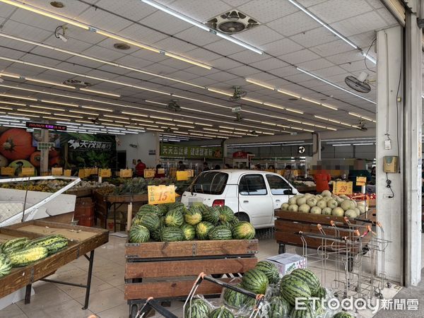 ▲▼ 嘉義市垂楊路一間蔬果行，今(5)日上午遭一69歲婦人駕車，因不小心油門過猛衝進店內            。（圖／記者翁伊森翻攝）