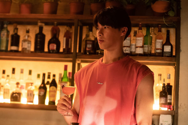 ▲《喝酒吧！笨蛋》以莫子儀經營的酒吧為主軸。（圖／逆光電影提供）