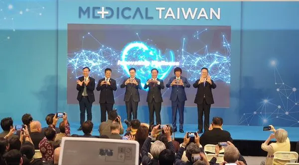 ▲右起經濟部智慧財產局廖承威局長、台灣生技醫療照護輔具協會呂溪賓理事長、台灣醫療豎生技器材工業同業公會李永川理事長、外貿協會黃志芳董事長、中華民國醫療器材商業同業公會全國聯合會陳堯濱理事長、衛生福利部中央健康保險署石崇良署長 。（圖／貿協提供）