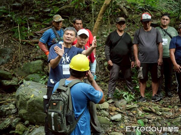 ▲▼花蓮分署為修復八通關越道路鹿鳴吊橋路段，培訓在地族人成為施工團隊，著手進行古道整修，為未來長期維護做準備。（圖／花蓮分署提供，下同）