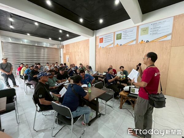 ▲▼花蓮分署為修復八通關越道路鹿鳴吊橋路段，培訓在地族人成為施工團隊，著手進行古道整修，為未來長期維護做準備。（圖／花蓮分署提供，下同）