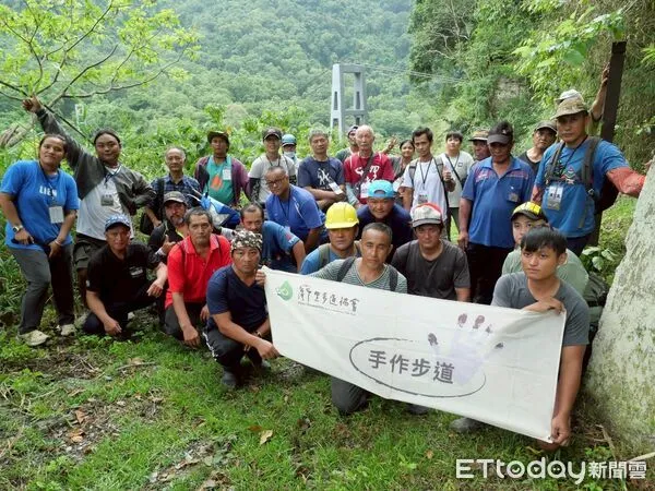 ▲▼花蓮分署為修復八通關越道路鹿鳴吊橋路段，培訓在地族人成為施工團隊，著手進行古道整修，為未來長期維護做準備。（圖／花蓮分署提供，下同）