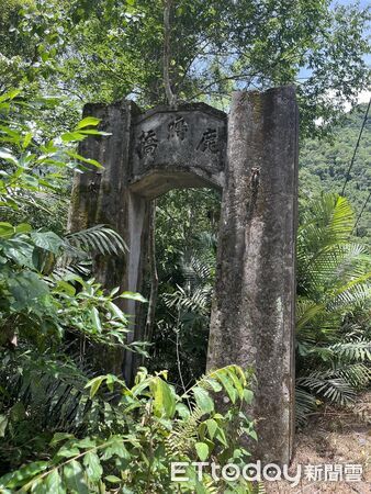 ▲▼花蓮分署為修復八通關越道路鹿鳴吊橋路段，培訓在地族人成為施工團隊，著手進行古道整修，為未來長期維護做準備。（圖／花蓮分署提供，下同）