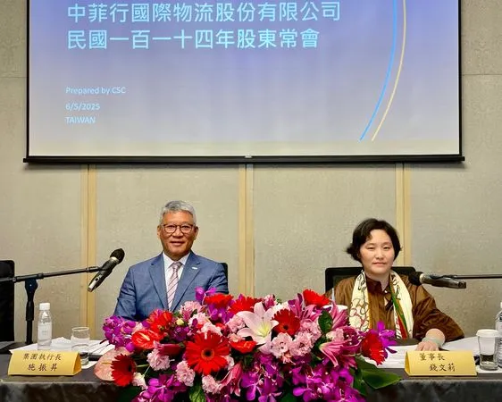 ▲右起中菲行董事長錢文莉、執行長施振昇在股東會上。（圖／中菲行提供）