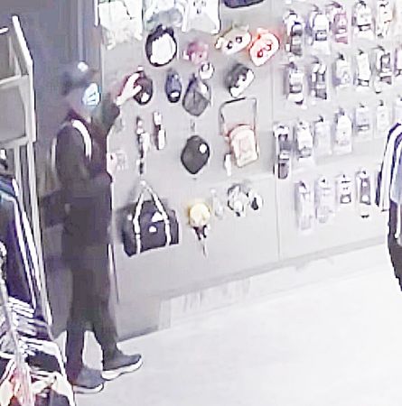 ▲一名戴棒球帽與口罩男子昨天下午潛入龜山區環球購物中心CACO門市，趁店員忙碌之際潛入倉庫竊取錢包。（圖／翻攝自臉書《林口大家庭》）