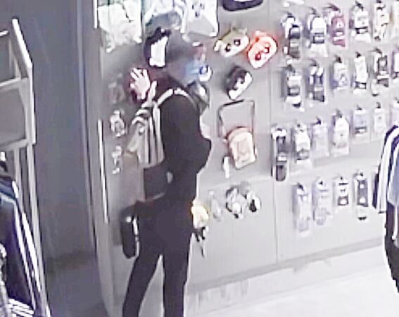▲一名戴棒球帽與口罩男子昨天下午潛入龜山區環球購物中心CACO門市，潛入倉庫內竊取錢包監視畫面。（圖／翻攝自臉書《林口大家庭》）