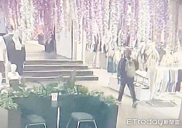 ▲一名戴棒球帽與口罩男子昨天潛入龜山區環球購物中心CACO門市，潛入倉庫竊取錢包後逃逸監視畫面。（圖／記者沈繼昌翻攝）