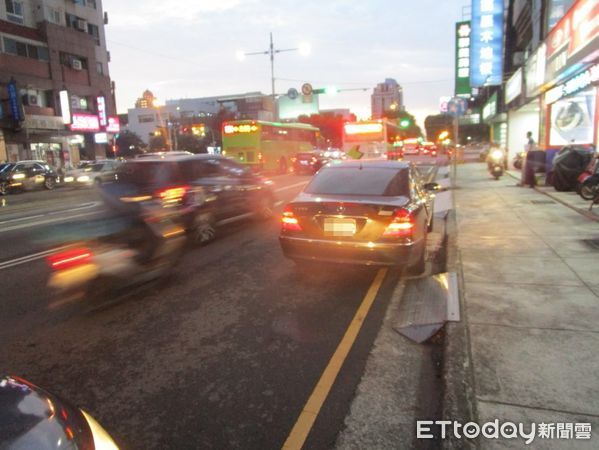 ▲▼一名外送員送餐時貪快騎上人行道，結果擦撞臨停自小客車，最少開罰1600元。（圖／民眾提供，下同）