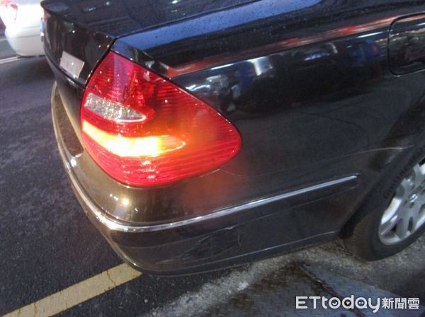 ▲▼一名外送員送餐時貪快騎上人行道，結果擦撞臨停自小客車，最少開罰1600元。（圖／民眾提供，下同）