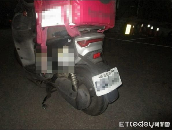 ▲▼一名外送員送餐時貪快騎上人行道，結果擦撞臨停自小客車，最少開罰1600元。（圖／民眾提供，下同）