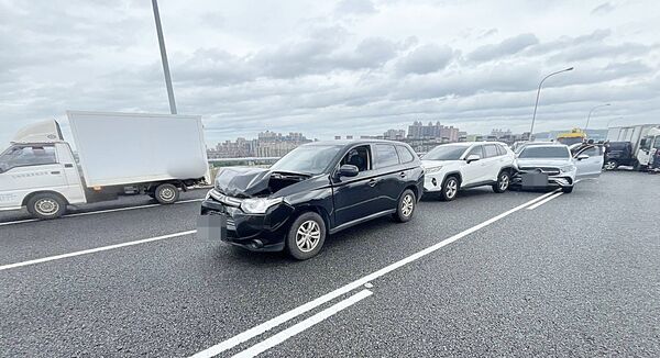 ▲五楊高架桃園段南向今天上午發生8車連環碰撞事故，現場一片狼藉。（圖／國道一隊提供）