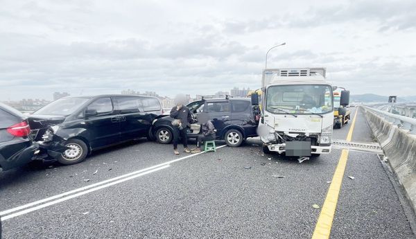 ▲五楊高架桃園段南向今天上午發生8車連環碰撞事故，國道一隊到場處理。（圖／國道一隊提供）
