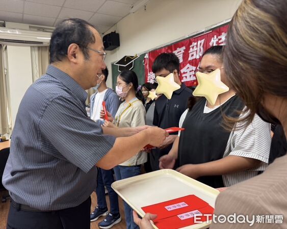▲中華醫事科技大學孫逸民校長代表教育部頒發特殊教育獎學金與助學金，鼓勵學生勇敢追夢。（記者林東良翻攝，下同）