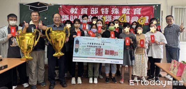 ▲中華醫事科技大學孫逸民校長代表教育部頒發特殊教育獎學金與助學金，鼓勵學生勇敢追夢。（記者林東良翻攝，下同）