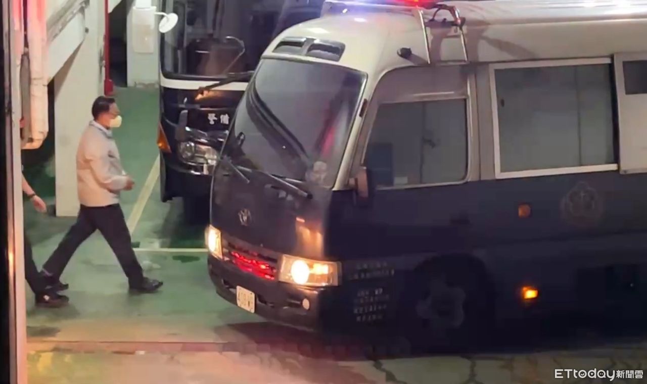 涉收賄遭羈押禁見！陳歐珀「雙手上銬」快步押上囚車　畫面曝光