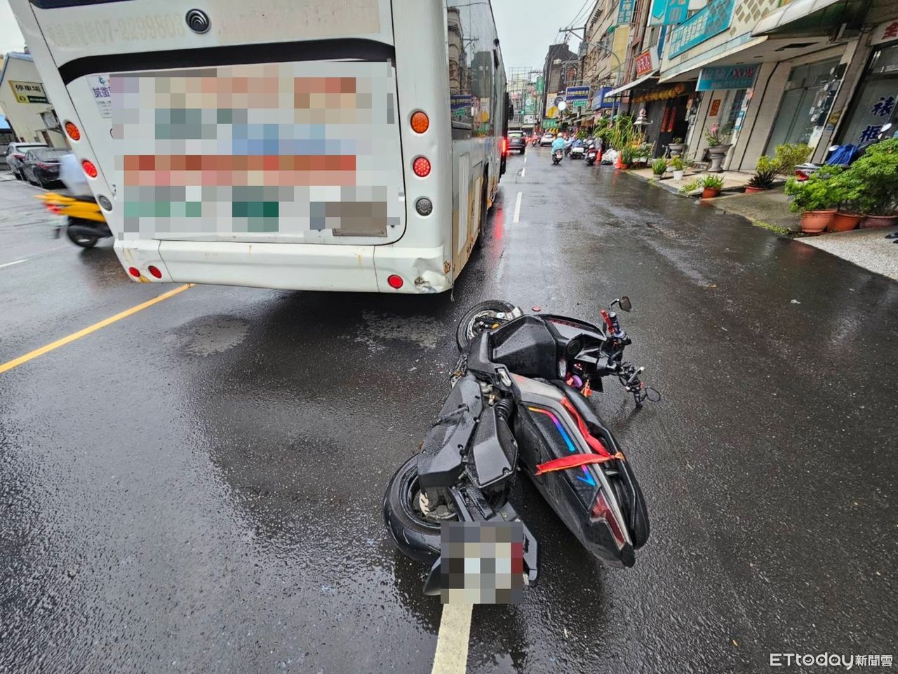 高雄男巷口衝出！騎士慘被撞飛　機車繼續衝...K中客運屁股