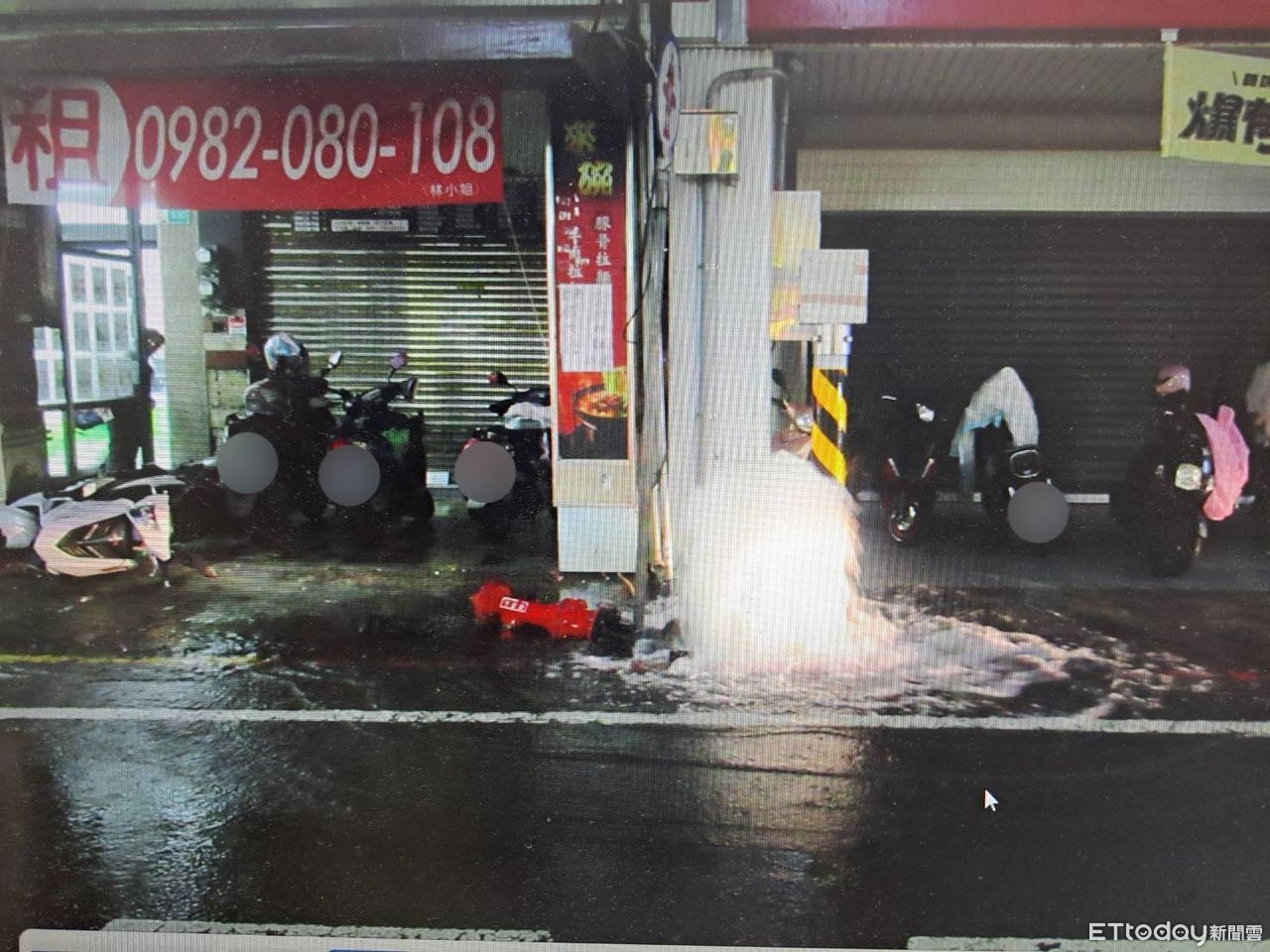 路邊出現噴泉！台南轎車撞斷消防栓...失控再掃3機車
