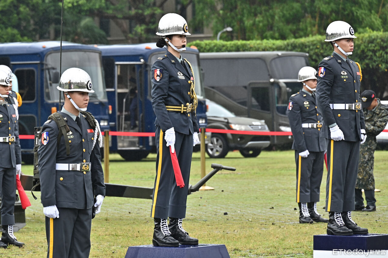 總統府軍禮遇雨照常鳴21響禮砲　首位女副連長任指揮官成亮點！