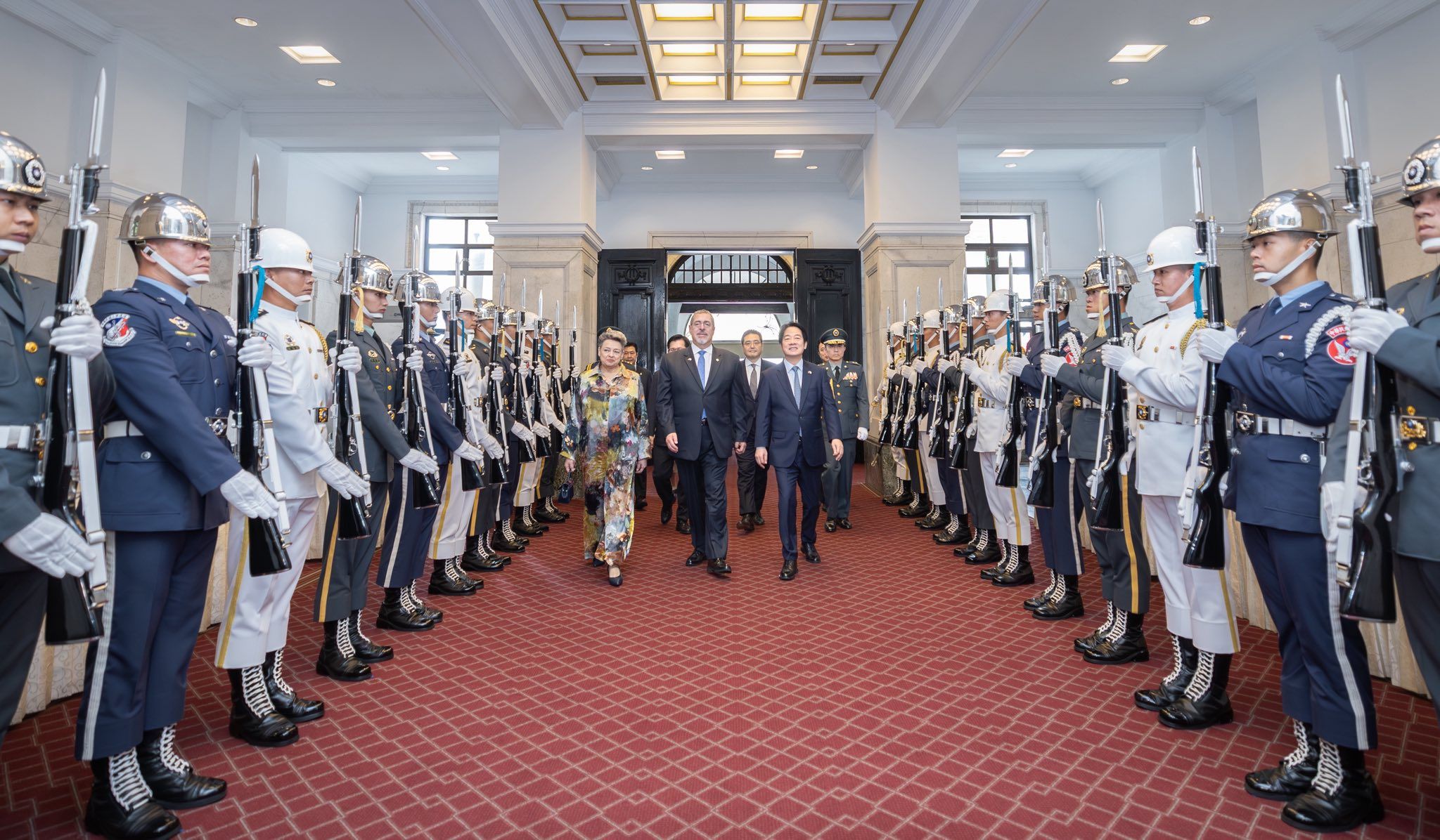▲▼賴清德敞廳軍禮迎瓜地馬拉總統。（圖／翻攝自Facebook／賴清德）